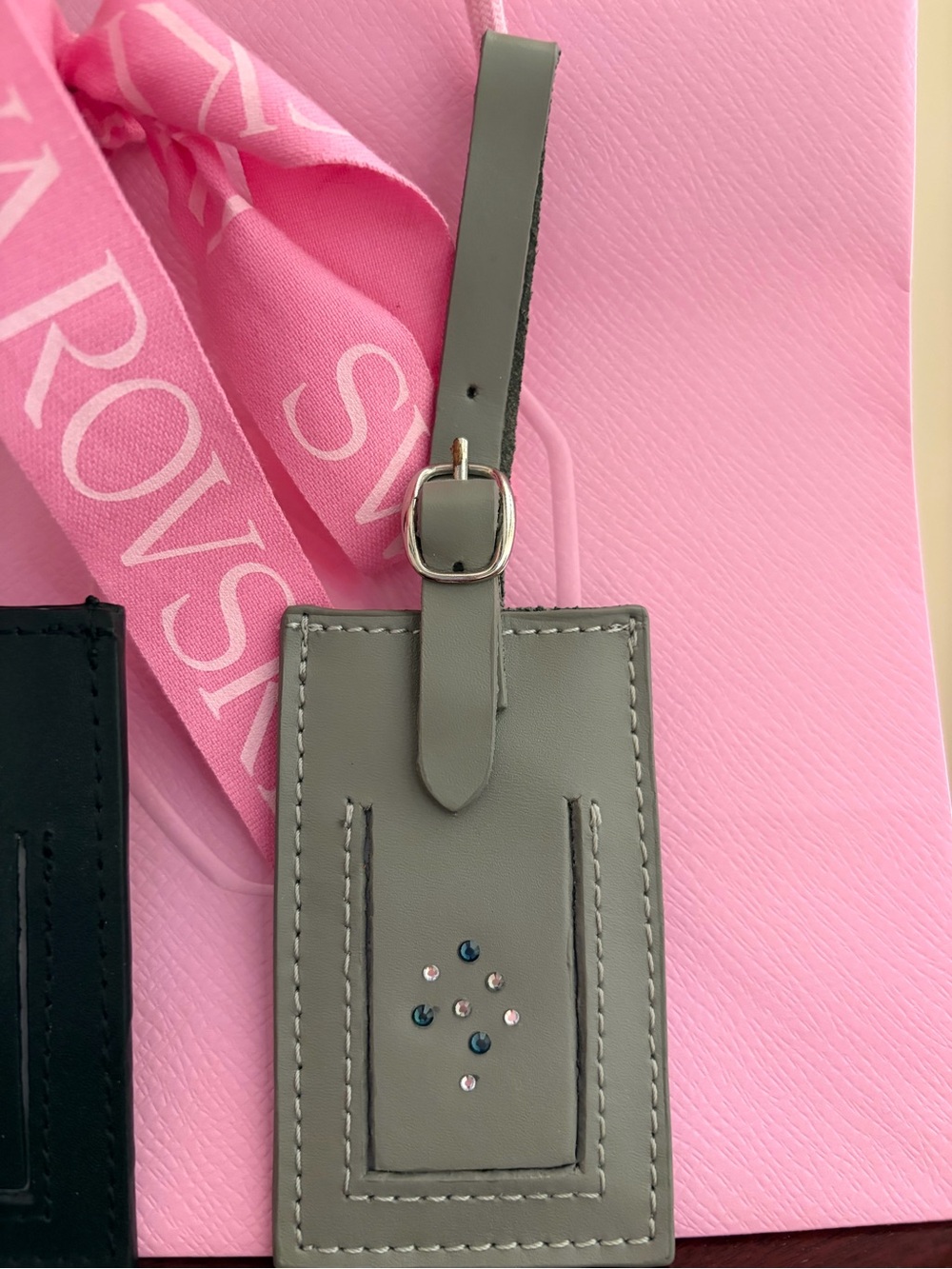 New Swarovski 3 piece bundle 2 luggage tags and gift bag - Picture 3 of 6